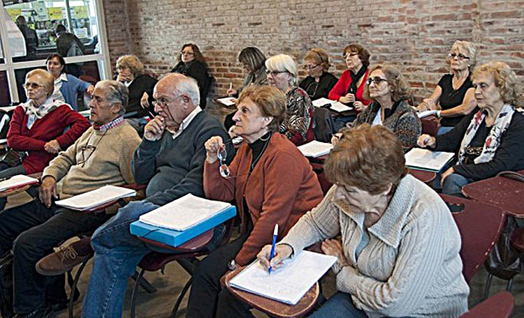 Adultos mayores que realizan un taller universitario tienen “cambios